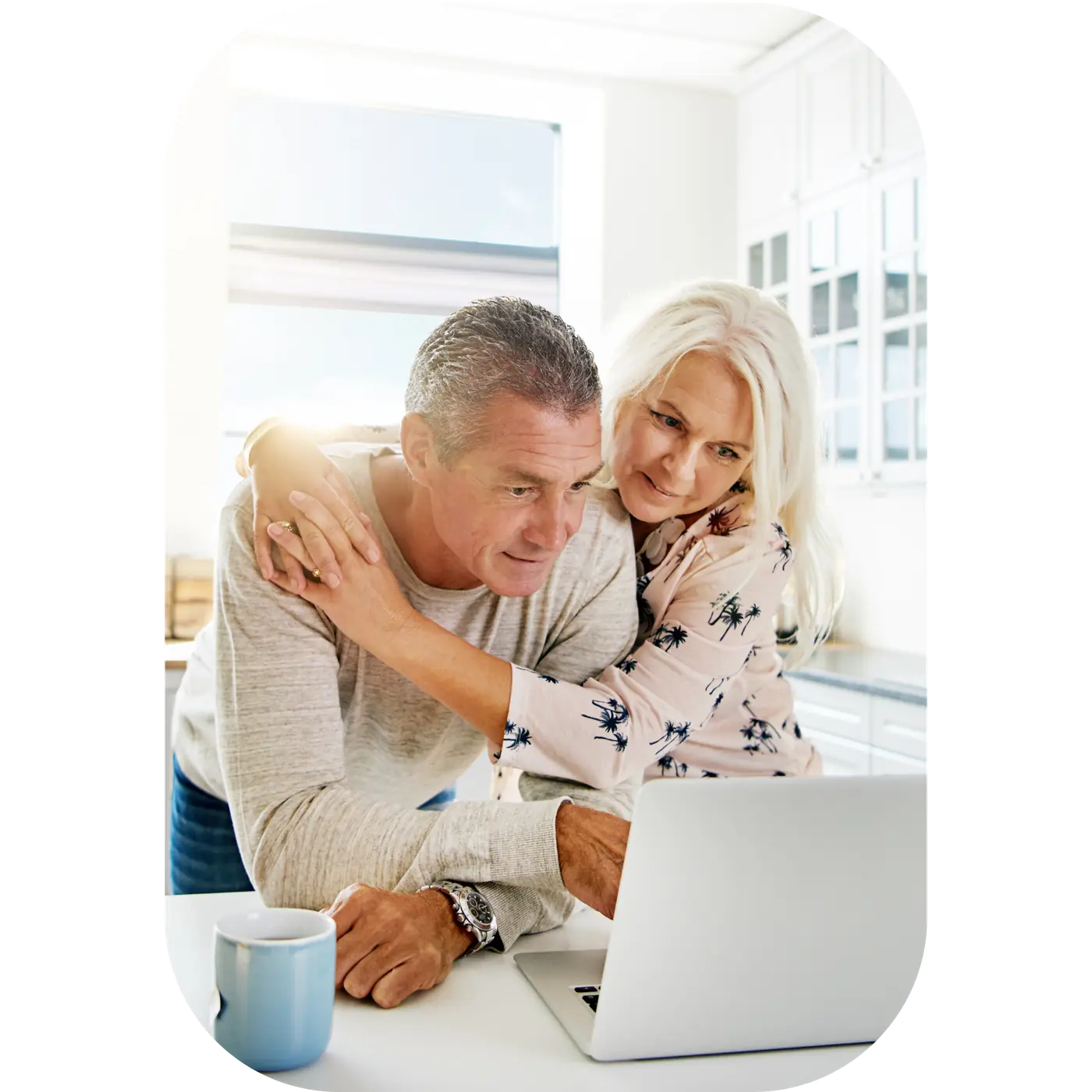 Couple getting an instant HomeKeep quote online